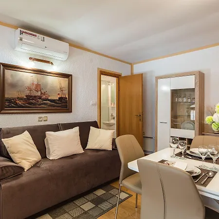 Besondere Privatvilla Mit Grossem Pool Vikendica Grizane-Belgrad
