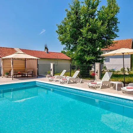 Besondere Privatvilla Mit Grossem Pool *
