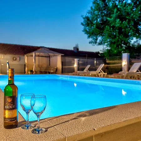 Vikendica Besondere Privatvilla Mit Grossem Pool Grizane-Belgrad