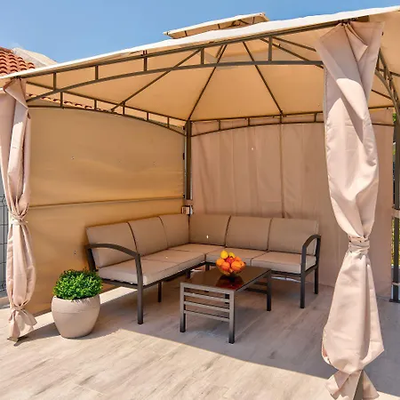 Besondere Privatvilla Mit Grossem Pool Vikendica *