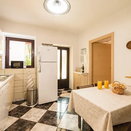 Besondere Privatvilla Mit Grossem Pool Grizane-Belgrad