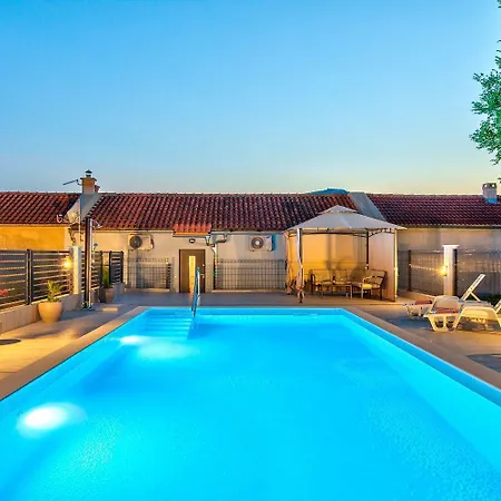 Besondere Privatvilla Mit Grossem Pool Vikendica