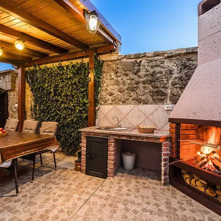 Besondere Privatvilla Mit Grossem Pool Vikendica Grizane-Belgrad