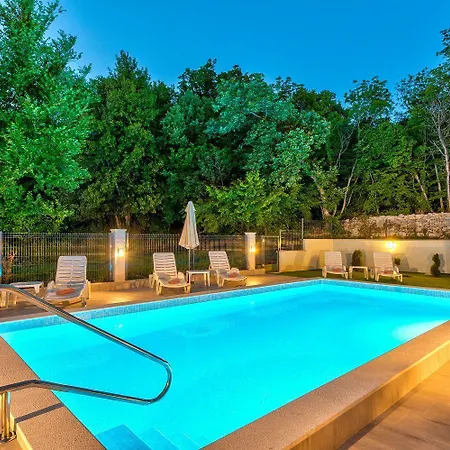 Besondere Privatvilla Mit Grossem Pool Vikendica
